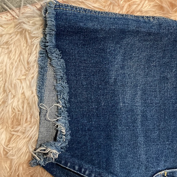 Lee - Picture 3 of 7